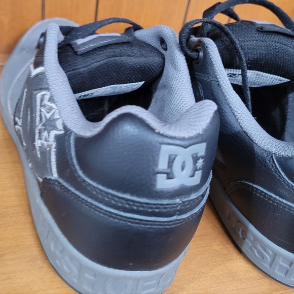 DC Shoes  Men's Size 11 Leather Low Top Classic Skateboarding Sneakers - Picture 3 of 6